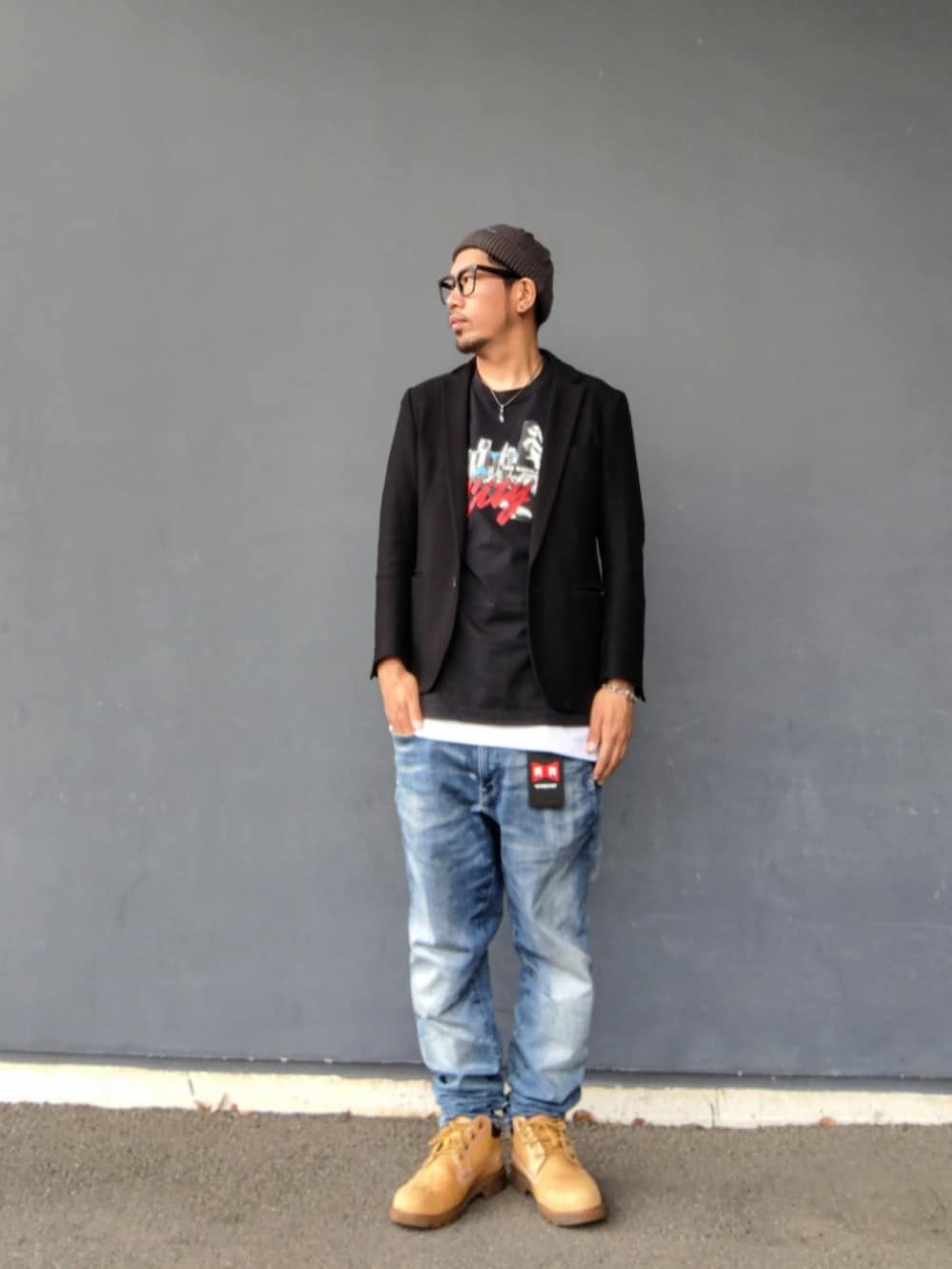 ブラック系のテーラードジャケット、ブラック系のTシャツ/カットソー、ホワイト系のタンクトップを着用したメンズの夏コーディネートの2枚目の写真