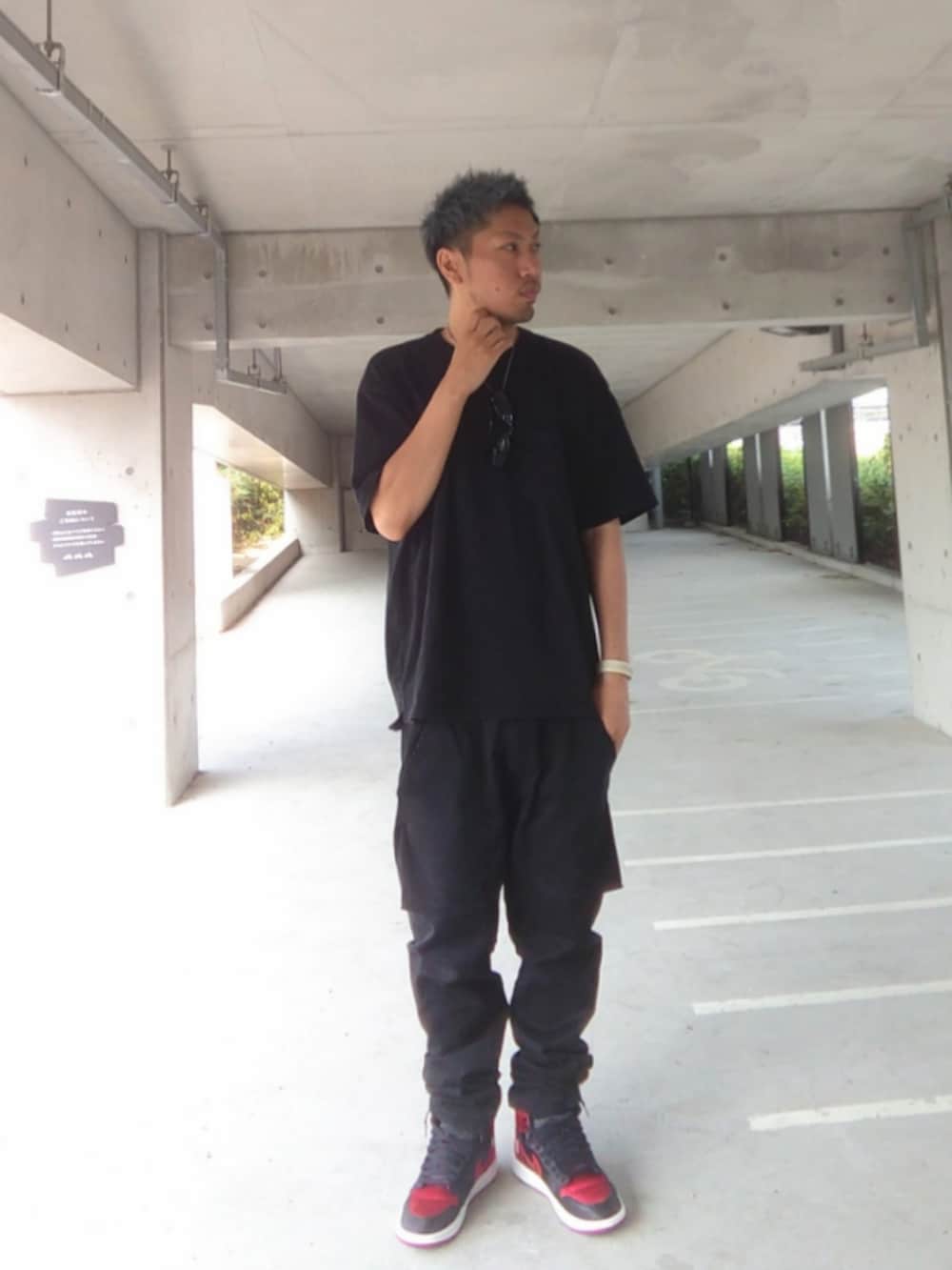 ブラック系のTシャツ/カットソー、ブラック系のその他パンツ、ブラック系のスニーカーを着用したメンズの夏コーディネートの2枚目の写真