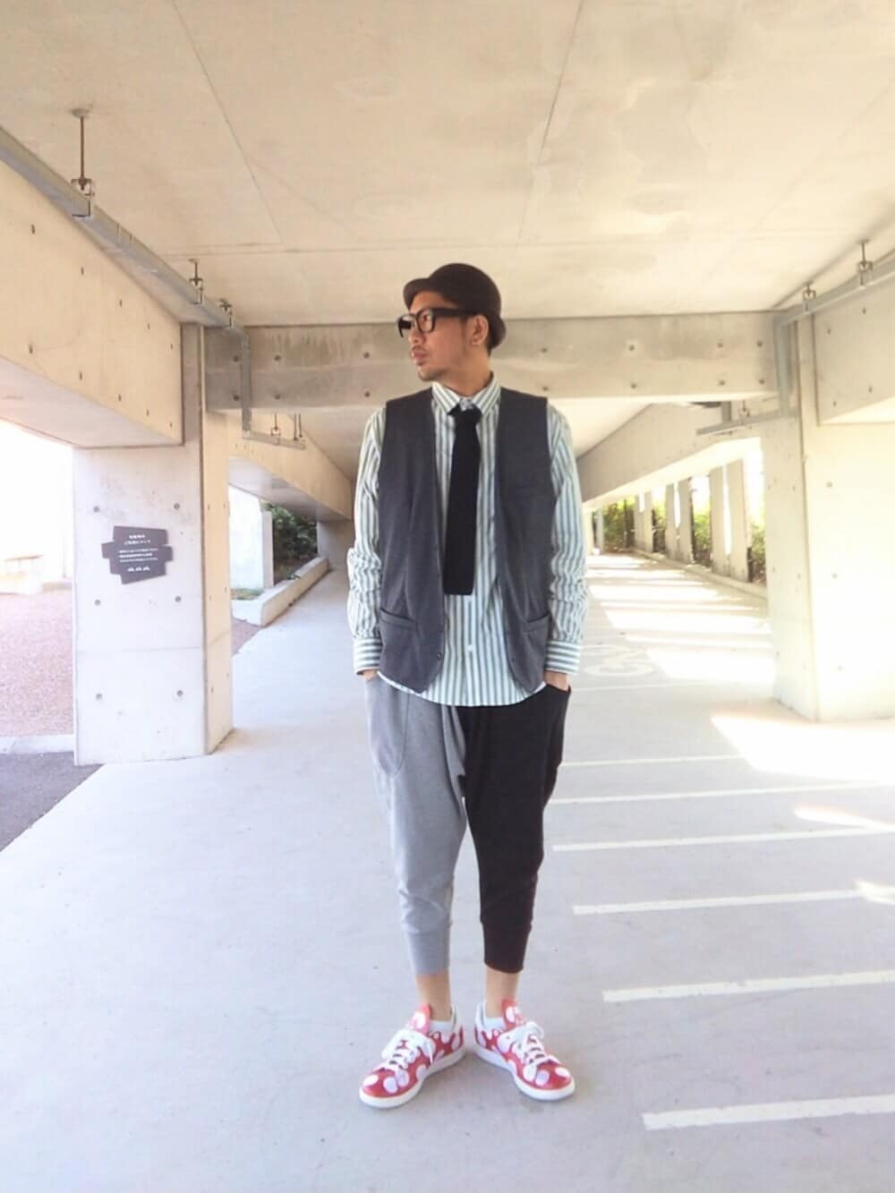 「カジュアル、ネクタイ、メガネ男子、ジレ、シャツスタイル、スウエットパンツ、adidas、スタンスミス、サマンサ モスモス(Samansa Mos2)、ハット、ドット柄、ベスト、秋コーデ」｜「Samansa Mos2のアイテム（ハット、グレー系）」を使った、hasshi(ハッシー)さん（メンズ・172cm）の秋コーディネートの3枚目の写真