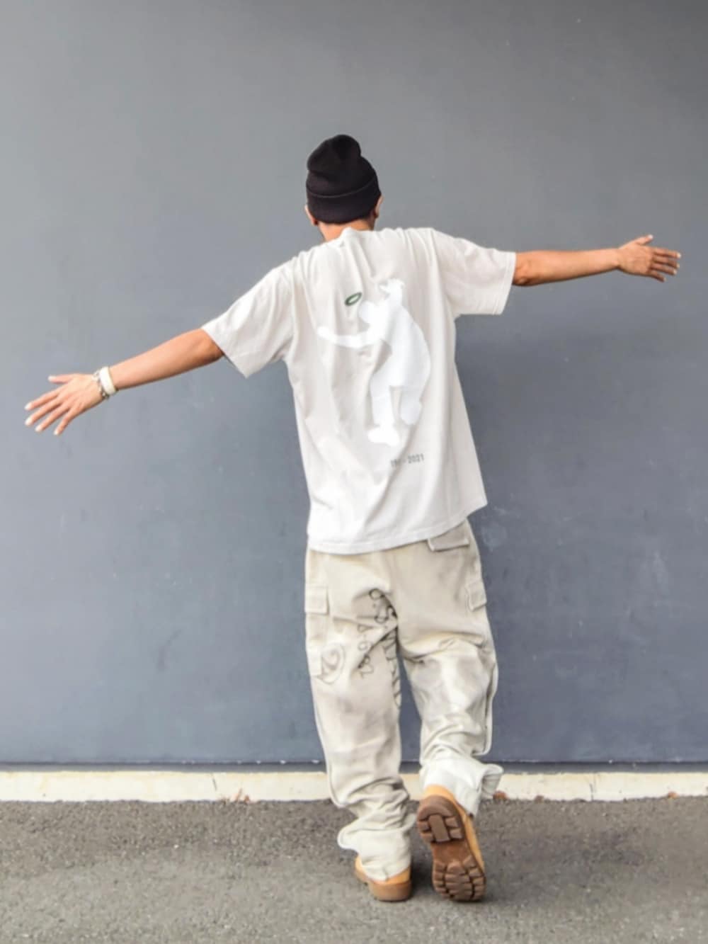 グレー系のTシャツ/カットソー、ホワイト系のその他パンツ、イエロー系のブーツを着用したメンズの夏コーディネートの3枚目の写真