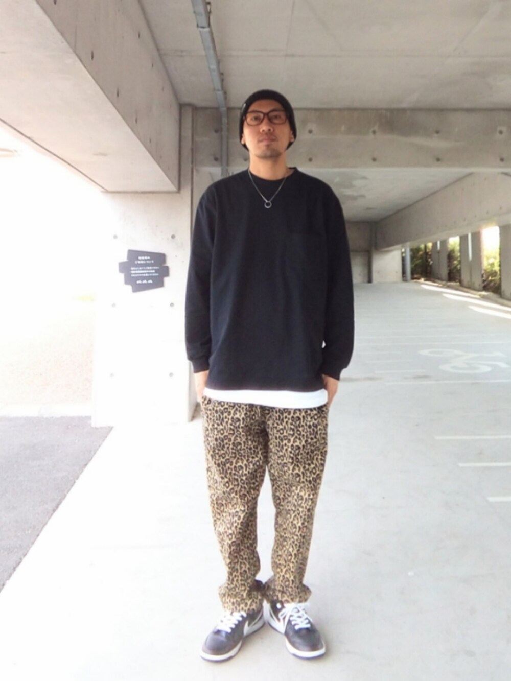 ブラック系のTシャツ/カットソー、ホワイト系のTシャツ/カットソー、その他のパンツを着用したメンズの春コーディネートの2枚目の写真