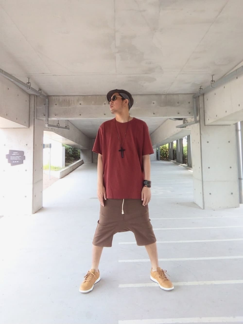 ブラウン系のTシャツ/カットソー、ブラウン系のその他パンツ、ブラウン系のスニーカーを着用したメンズの夏コーディネートの2枚目の写真