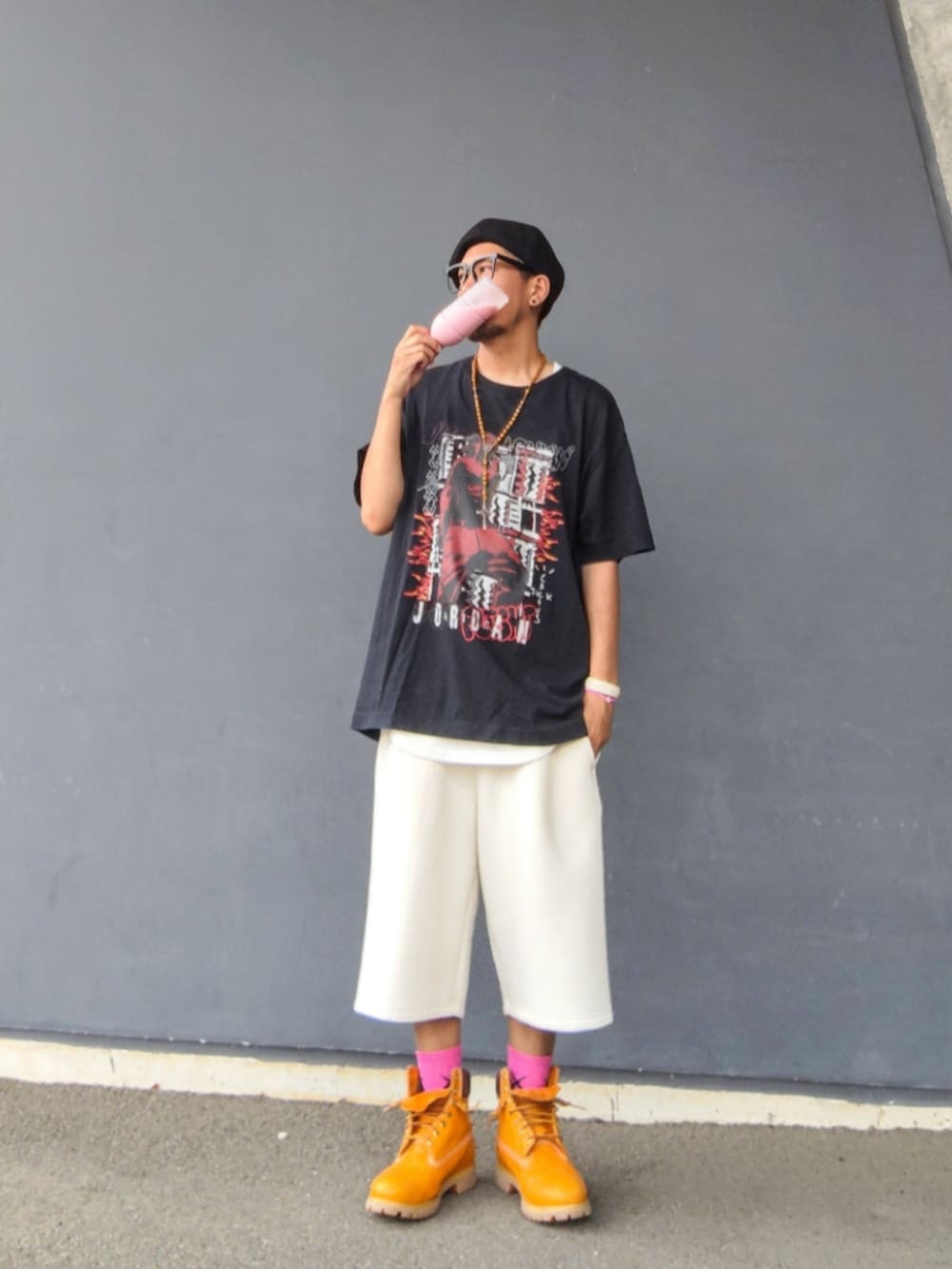 ブラック系のTシャツ/カットソー、ホワイト系のタンクトップ、ホワイト系のその他パンツを着用したメンズの夏コーディネートの2枚目の写真