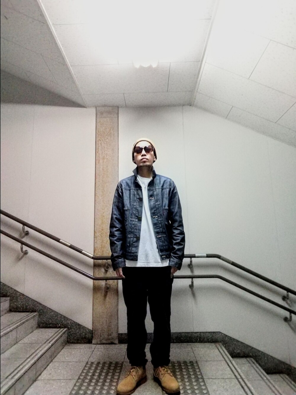 ブルー系のデニムジャケット、ブルー系のデニムパンツ、イエロー系のブーツを着用したメンズの秋コーディネートの3枚目の写真