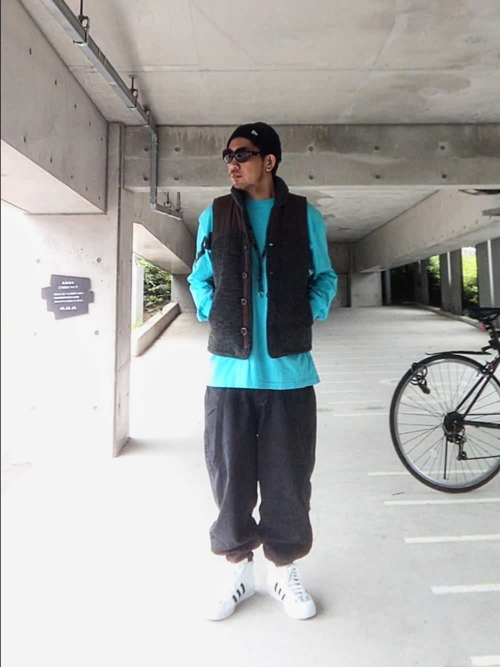 「ストリート、リンクコーデ、XLARGE、NEW ERA、サングラス、ベスト、ターコイズブルー、ネックストラップ、GU、beautiful people、adidas、NIGO®、スーパースター、岸辺露伴は動かない、ニット帽」｜「NEW ERAのNEW ERA/ニューエラ ビーニー ダブルC.BASIC CUFF ニューヨーク・ヤンキース 13682154（ニットキャップ/ビーニー、ブラック系）」を使った、hasshi(ハッシー)さん（メンズ・172cm）の春コーディネートの2枚目の写真