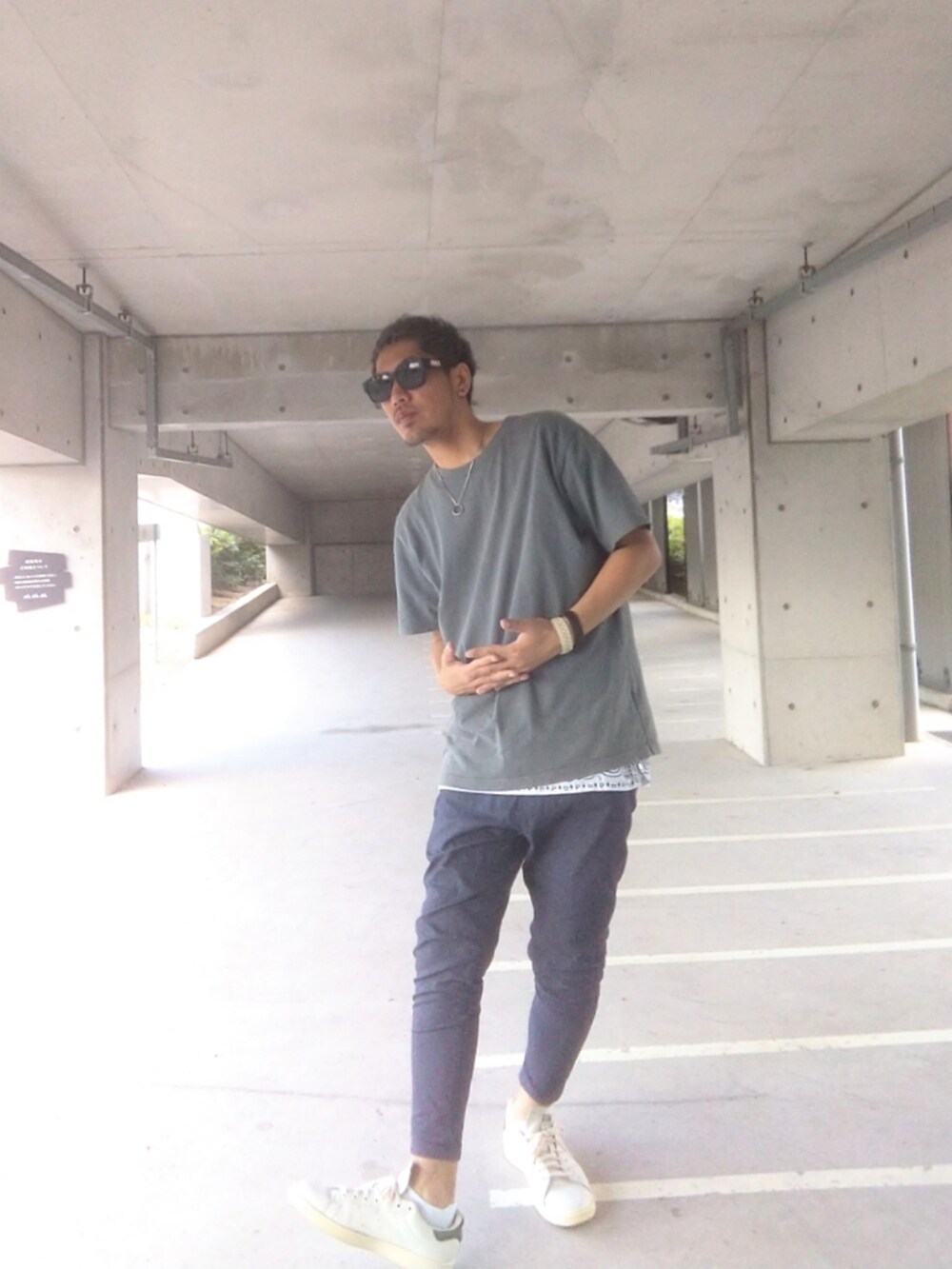 ホワイト系のトップス、ブルー系のその他パンツ、グレー系のTシャツ/カットソーを着用したメンズの秋コーディネートの2枚目の写真