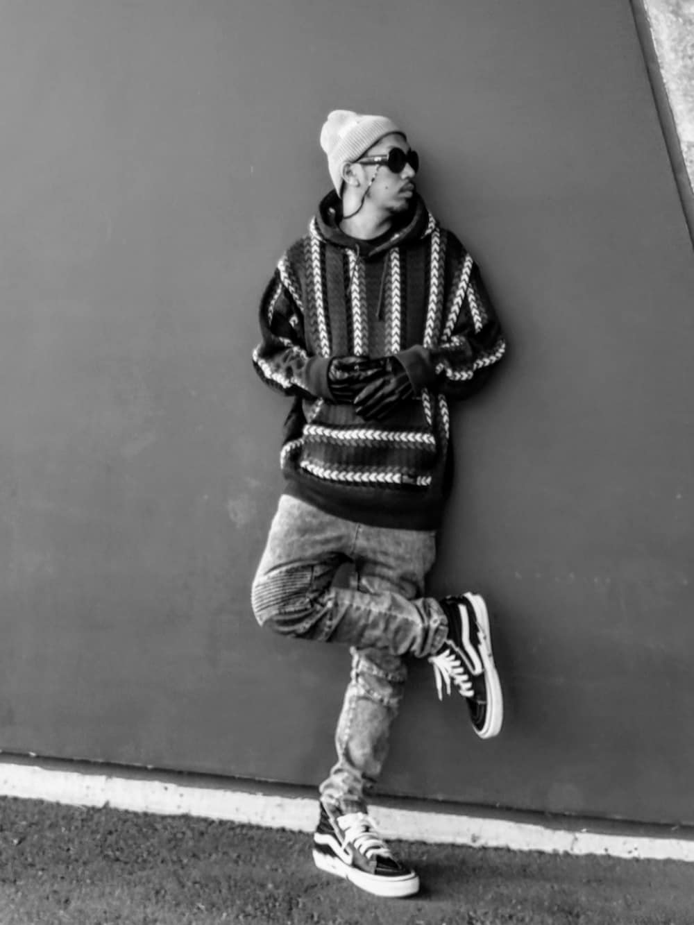 ブラウン系のパーカー、ブルー系のデニムパンツ、ブラック系のスニーカーを着用したメンズの冬コーディネートの2枚目の写真