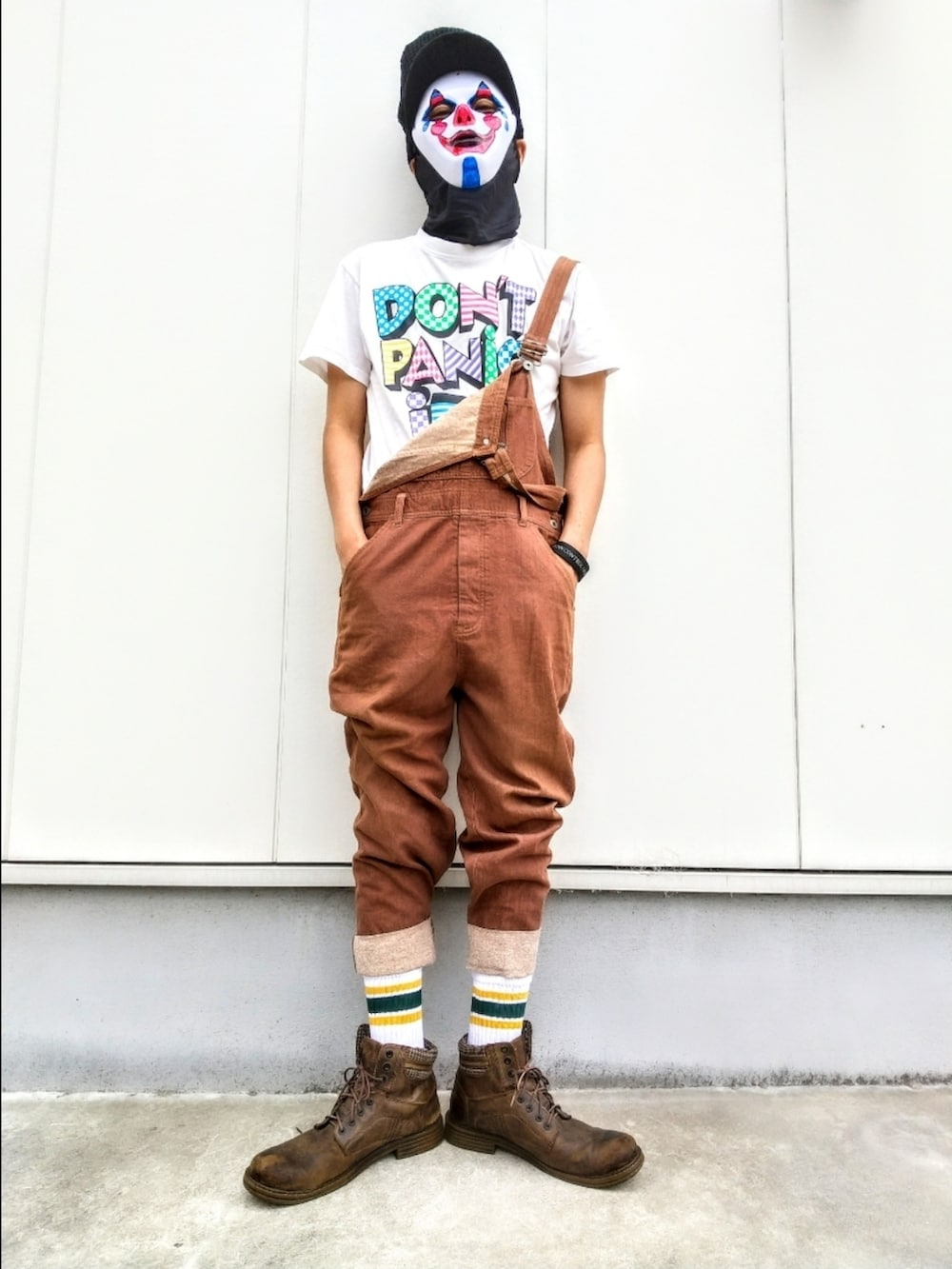 ホワイト系のTシャツ/カットソー、ブラウン系のサロペット/オーバーオール、ブラウン系のブーツを着用したメンズの夏コーディネートの2枚目の写真