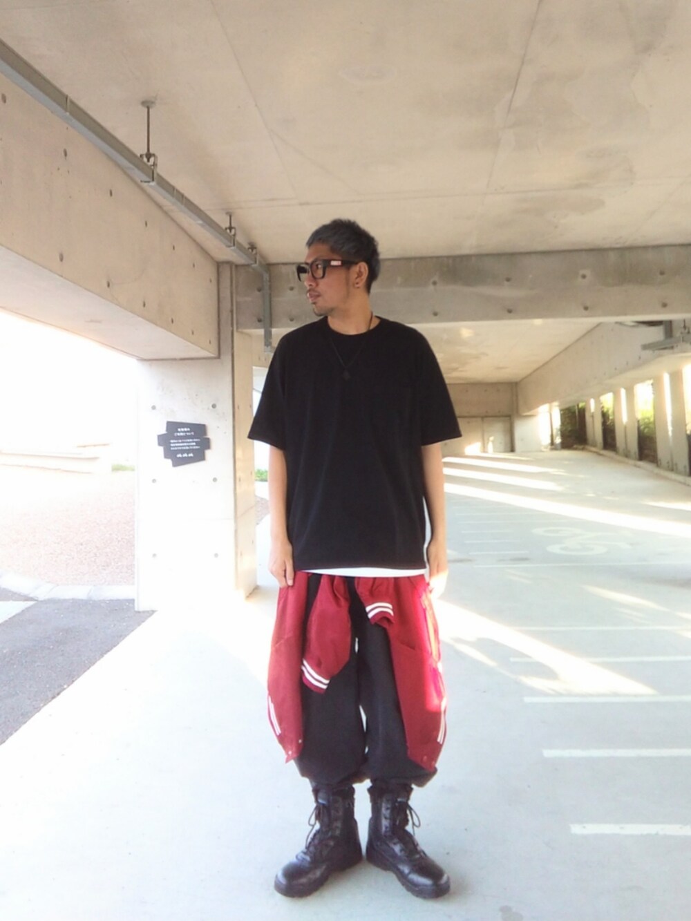 「GU、赤、メガネ男子、beautiful people、us army、レイヤード、メンズファッション、シンプル、ノーカラージャケット、ミリタリーブーツ、デニムパンツ、バルーンパンツ、腰巻きスタイル、プチプラ」｜「GUのアイテム（スタジャン、レッド系）」を使った、hasshi(ハッシー)さん（メンズ・172cm）の秋コーディネートの2枚目の写真