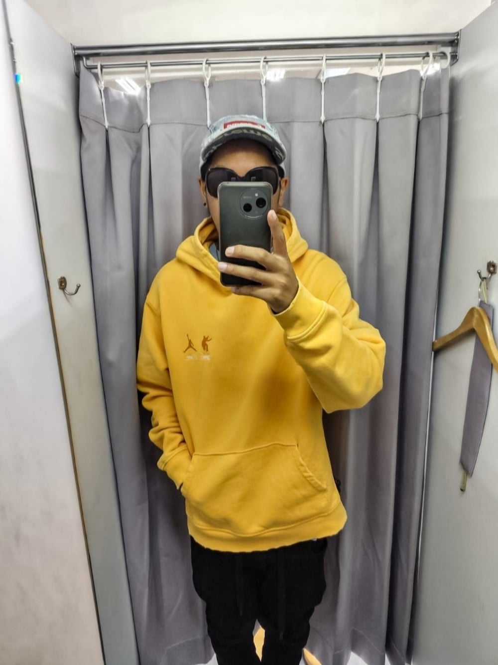 ブルー系のTシャツ/カットソー、ブラック系のその他パンツ、ブラック系のスニーカーを着用したメンズの夏コーディネートの4枚目の写真