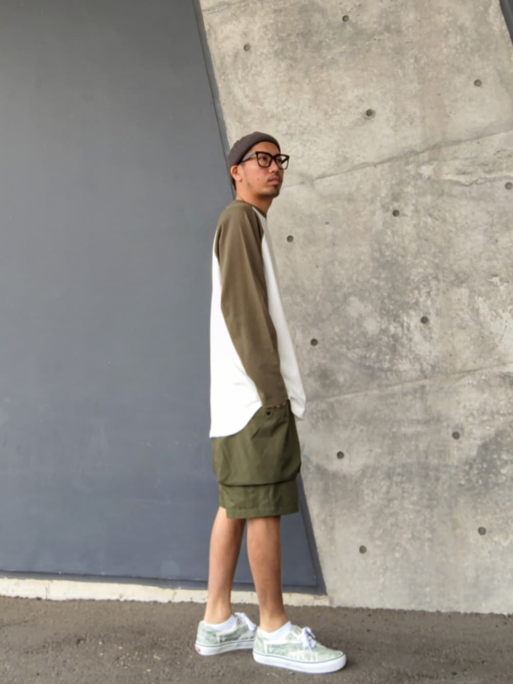 ホワイト系のTシャツ/カットソー、グリーン系のその他パンツ、グリーン系のスニーカーを着用したメンズの春コーディネートの2枚目の写真