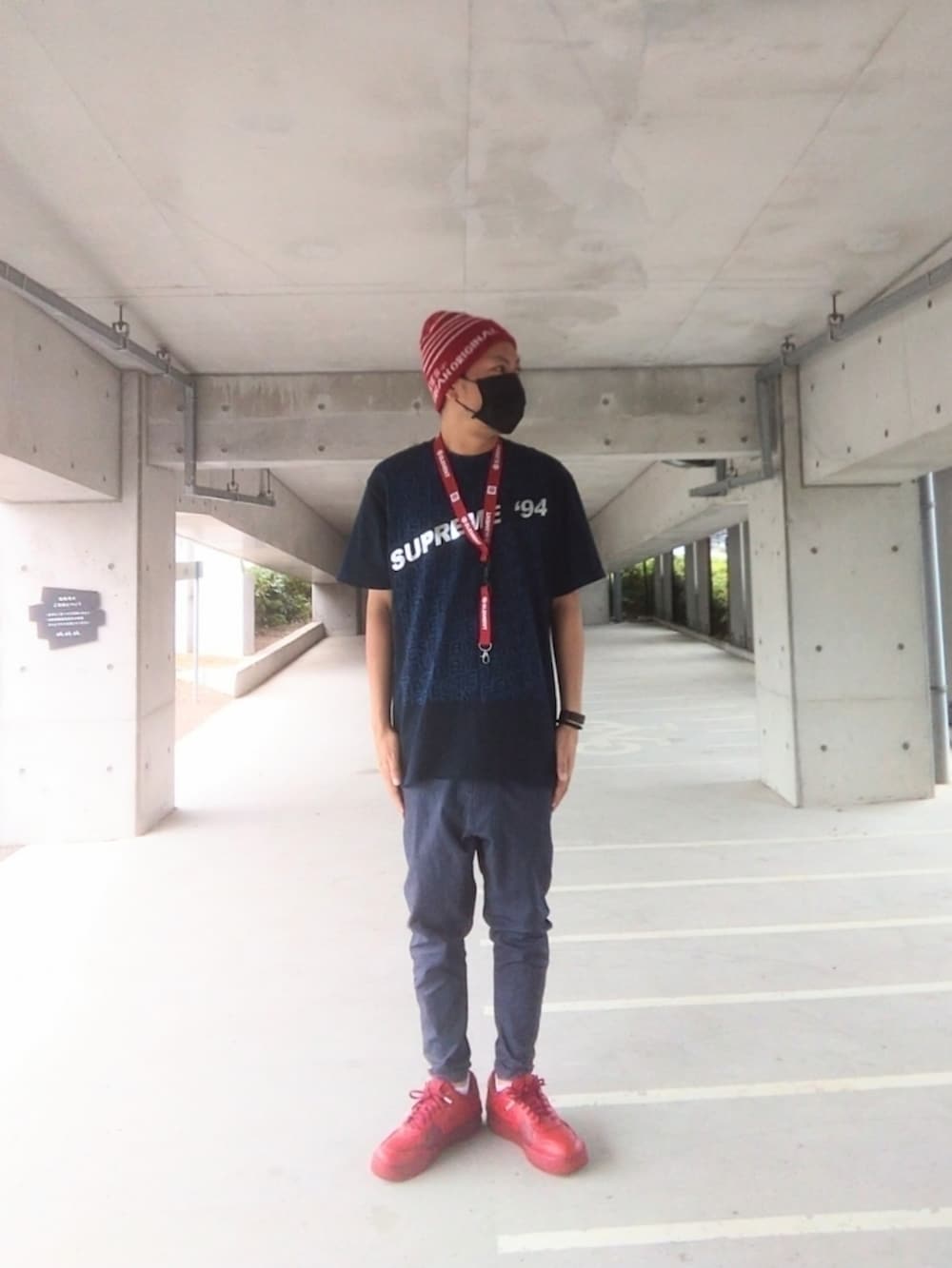 ブルー系のTシャツ/カットソー、ブルー系のその他パンツ、レッド系のスニーカーを着用したメンズの夏コーディネートの2枚目の写真