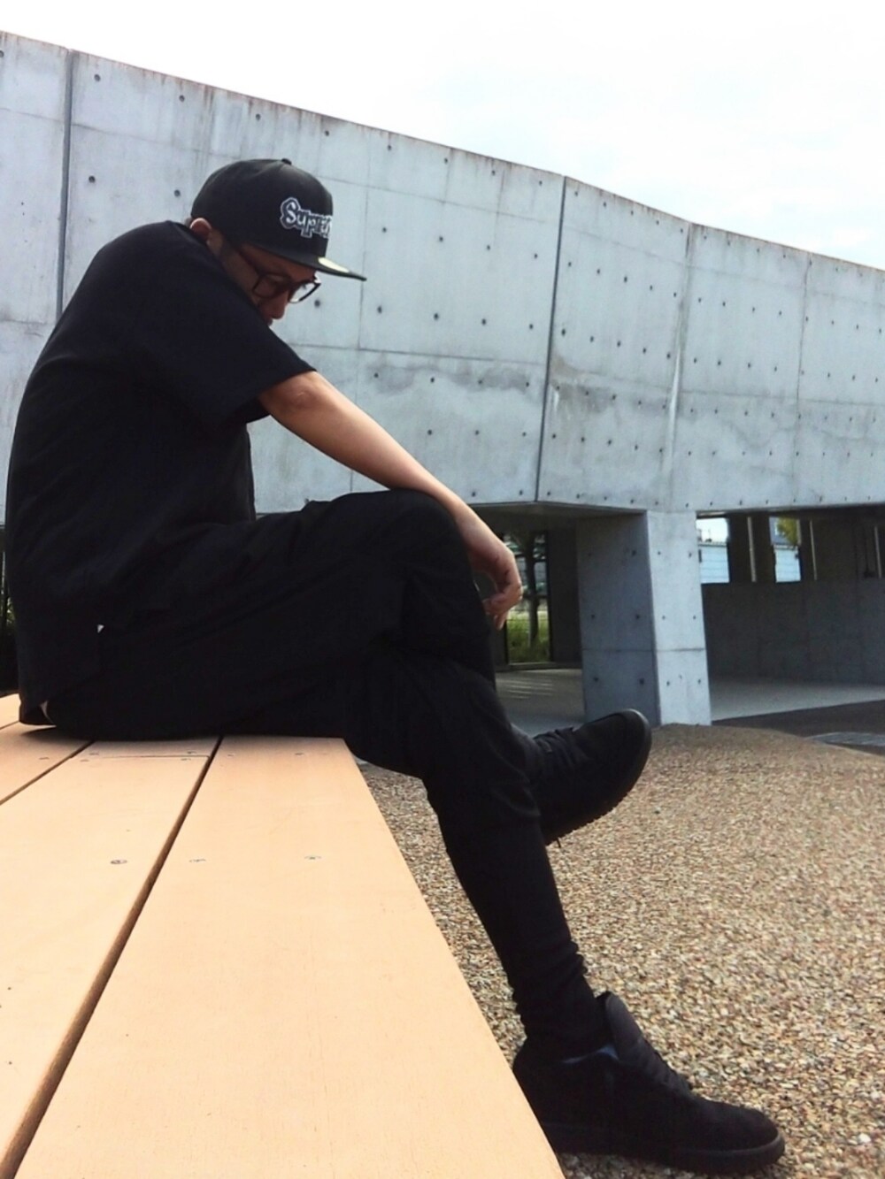 ブラック系のその他パンツ、ブラック系のスニーカー、ブラック系のTシャツ/カットソーを着用したメンズの秋コーディネートの2枚目の写真