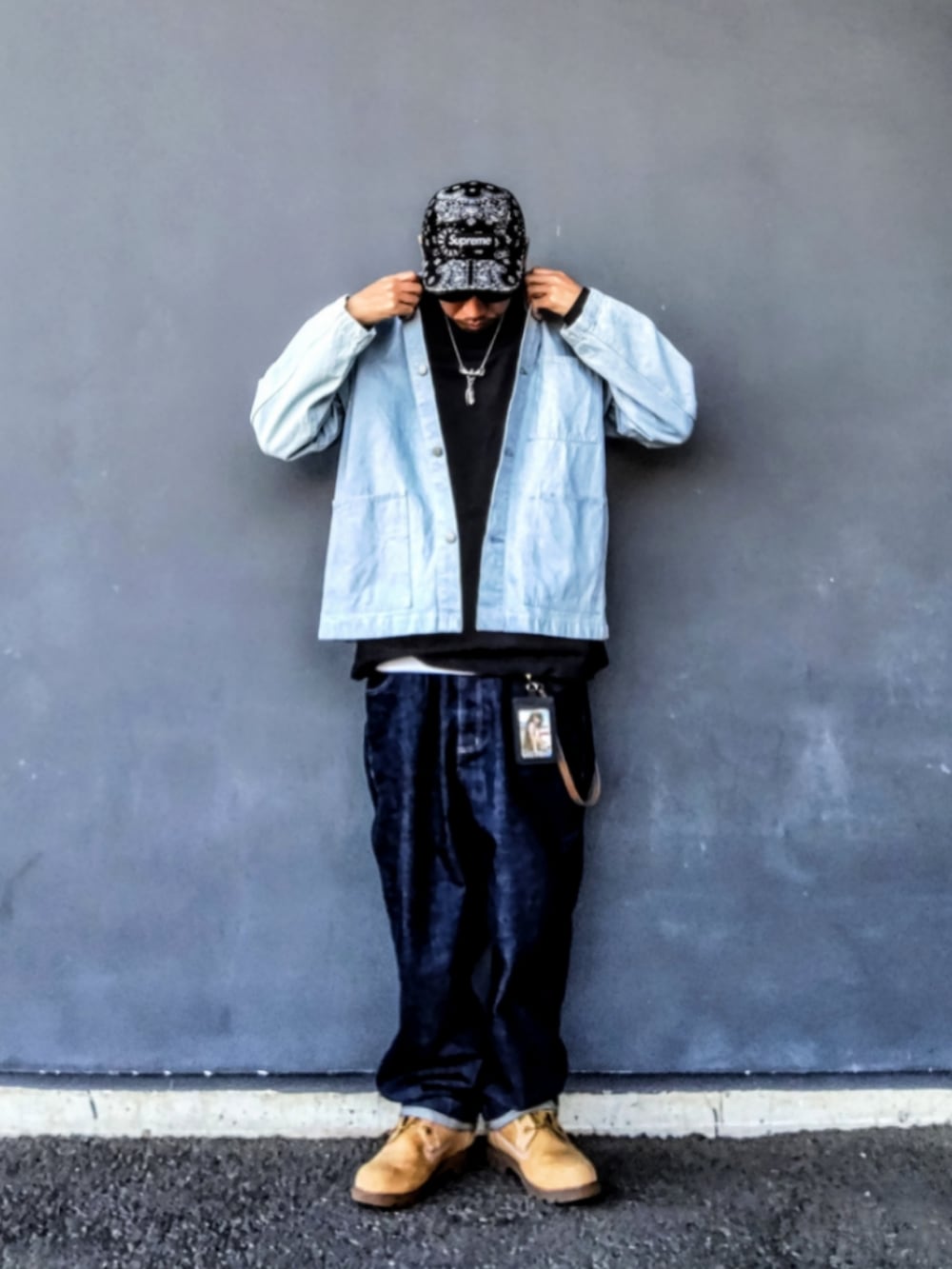 ブルー系のデニムジャケット、ブラック系のTシャツ/カットソー、ホワイト系のタンクトップを着用したメンズの春コーディネートの2枚目の写真