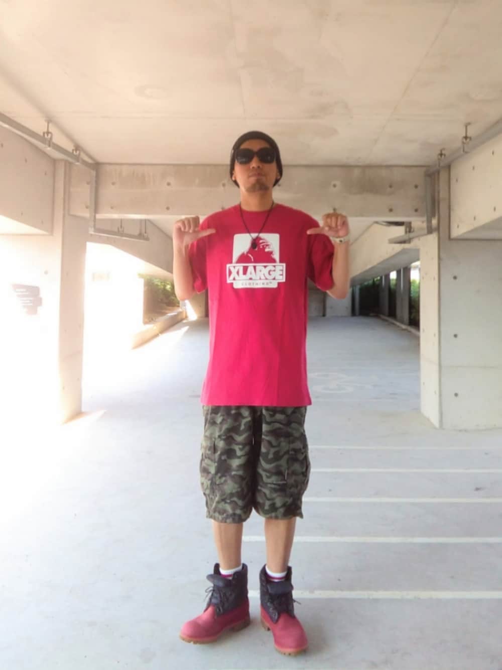 レッド系のTシャツ/カットソー、その他のパンツ、レッド系のブーツを着用したメンズの夏コーディネートの2枚目の写真