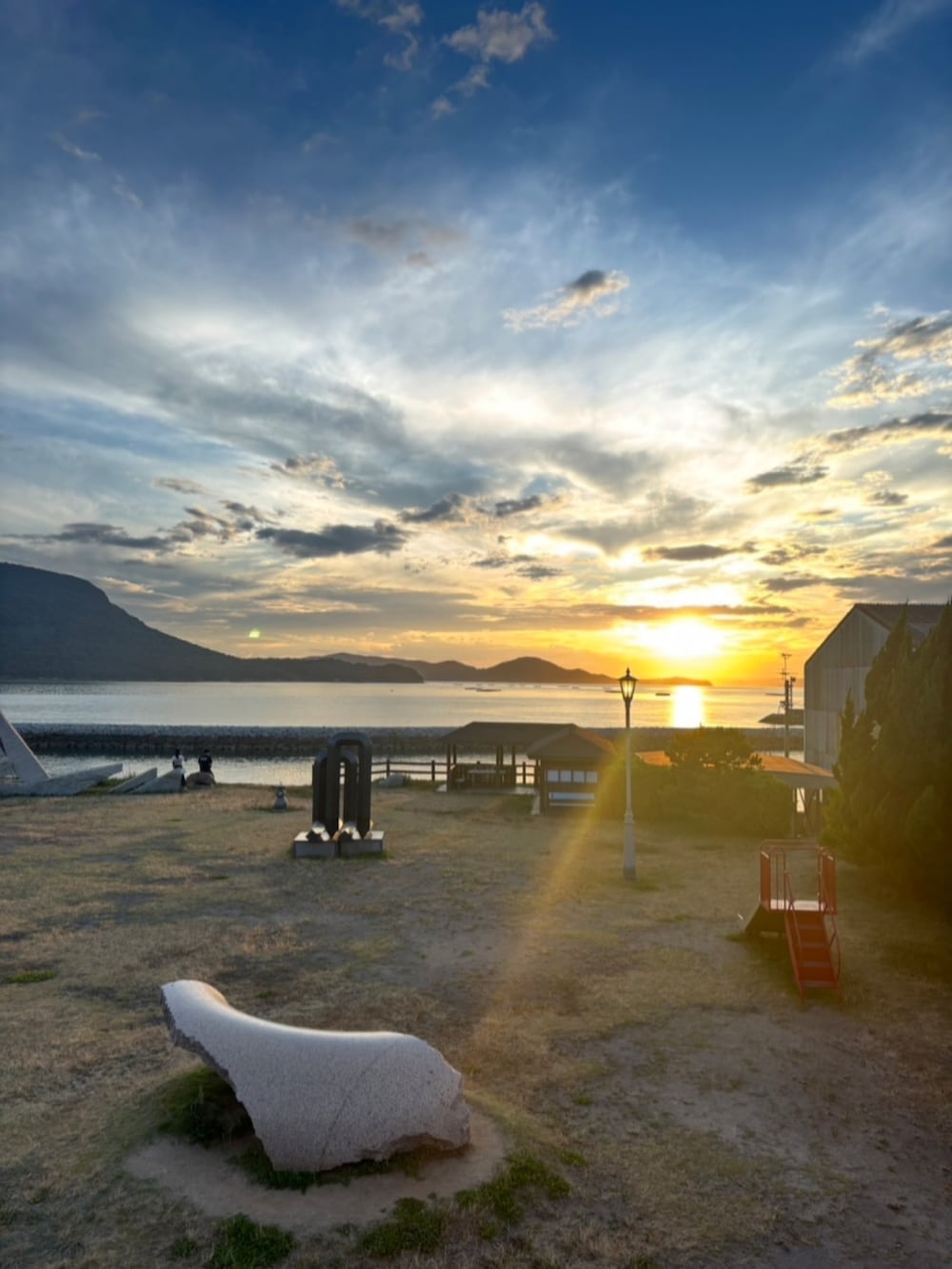 ブラック系のTシャツ/カットソー、ホワイト系のタンクトップ、グリーン系のその他パンツを着用したメンズの夏コーディネートの3枚目の写真