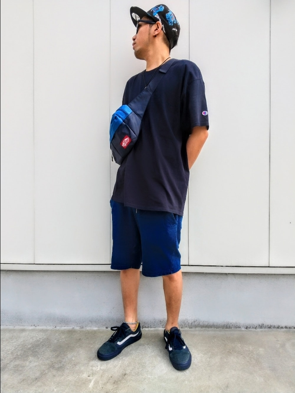 ブルー系のTシャツ/カットソー、ブルー系のショルダーバッグ、ブルー系のその他パンツを着用したメンズの夏コーディネートの2枚目の写真