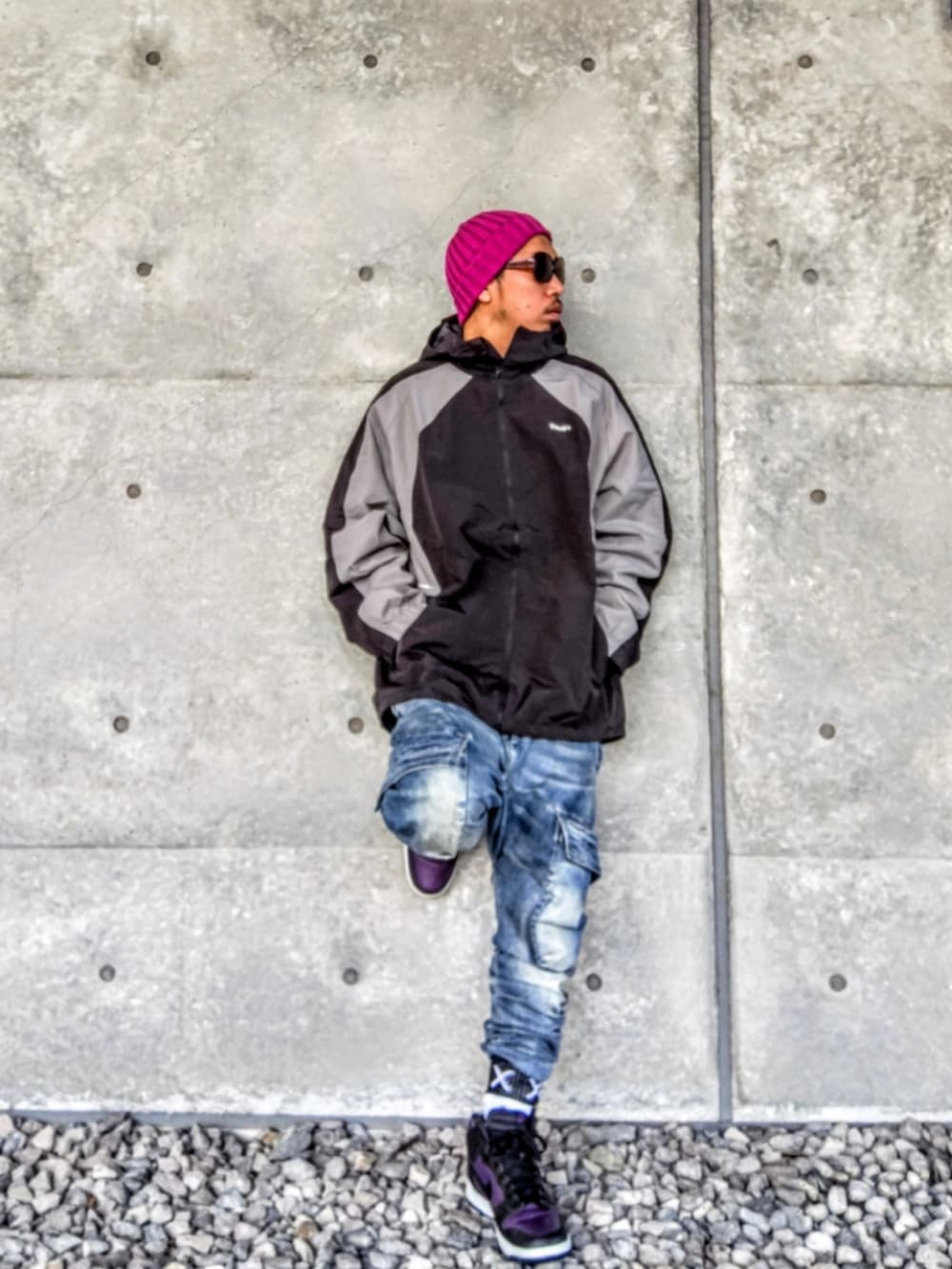 ブラック系のブルゾン、ブルー系のデニムパンツ、パープル系のスニーカーを着用したメンズの春コーディネートの2枚目の写真