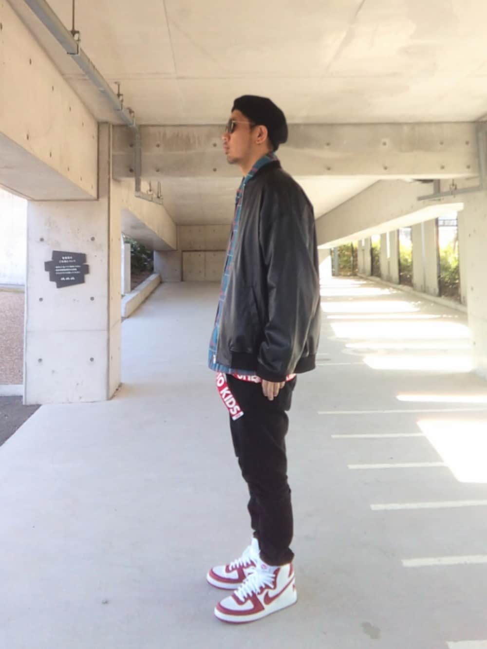 ブラック系のジャケット/アウター、その他のブルゾン、ブラック系のチノパンツを着用したメンズの春コーディネートの3枚目の写真