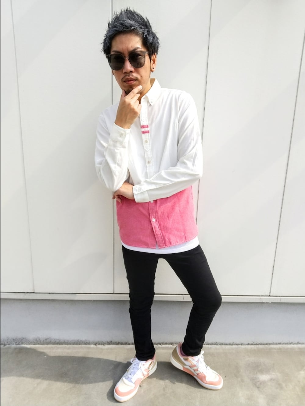 ホワイト系のスニーカー、ブラック系のデニムパンツ、ホワイト系のタンクトップを着用したメンズの夏コーディネートの2枚目の写真