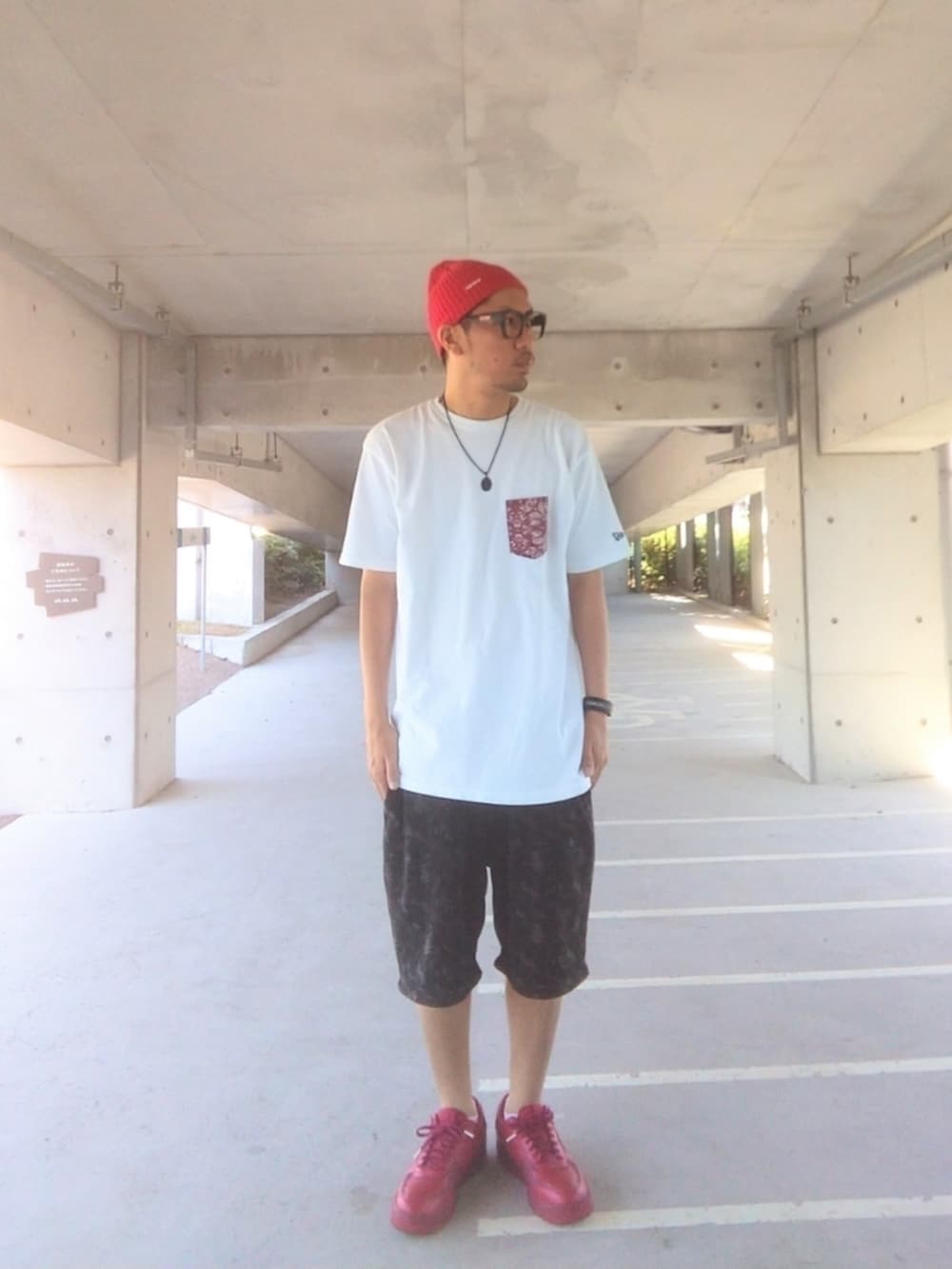 ホワイト系のTシャツ/カットソー、ブラック系のパンツ、レッド系のスニーカーを着用したメンズの秋コーディネートの2枚目の写真