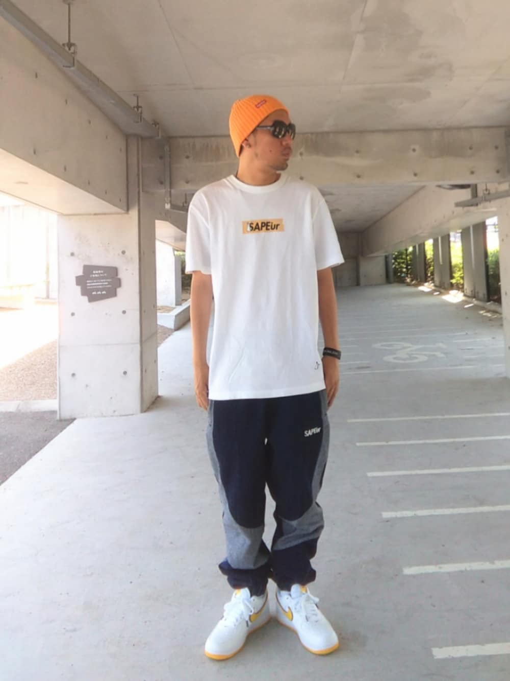 ホワイト系のTシャツ/カットソー、ブルー系のデニムパンツ、ホワイト系のスニーカーを着用したメンズの夏コーディネートの3枚目の写真