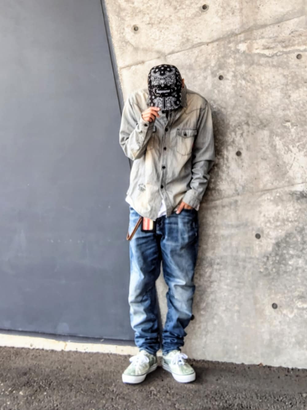 ブルー系のシャツ/ブラウス、ブルー系のデニムパンツ、グリーン系のスニーカーを着用したメンズの冬コーディネートの3枚目の写真