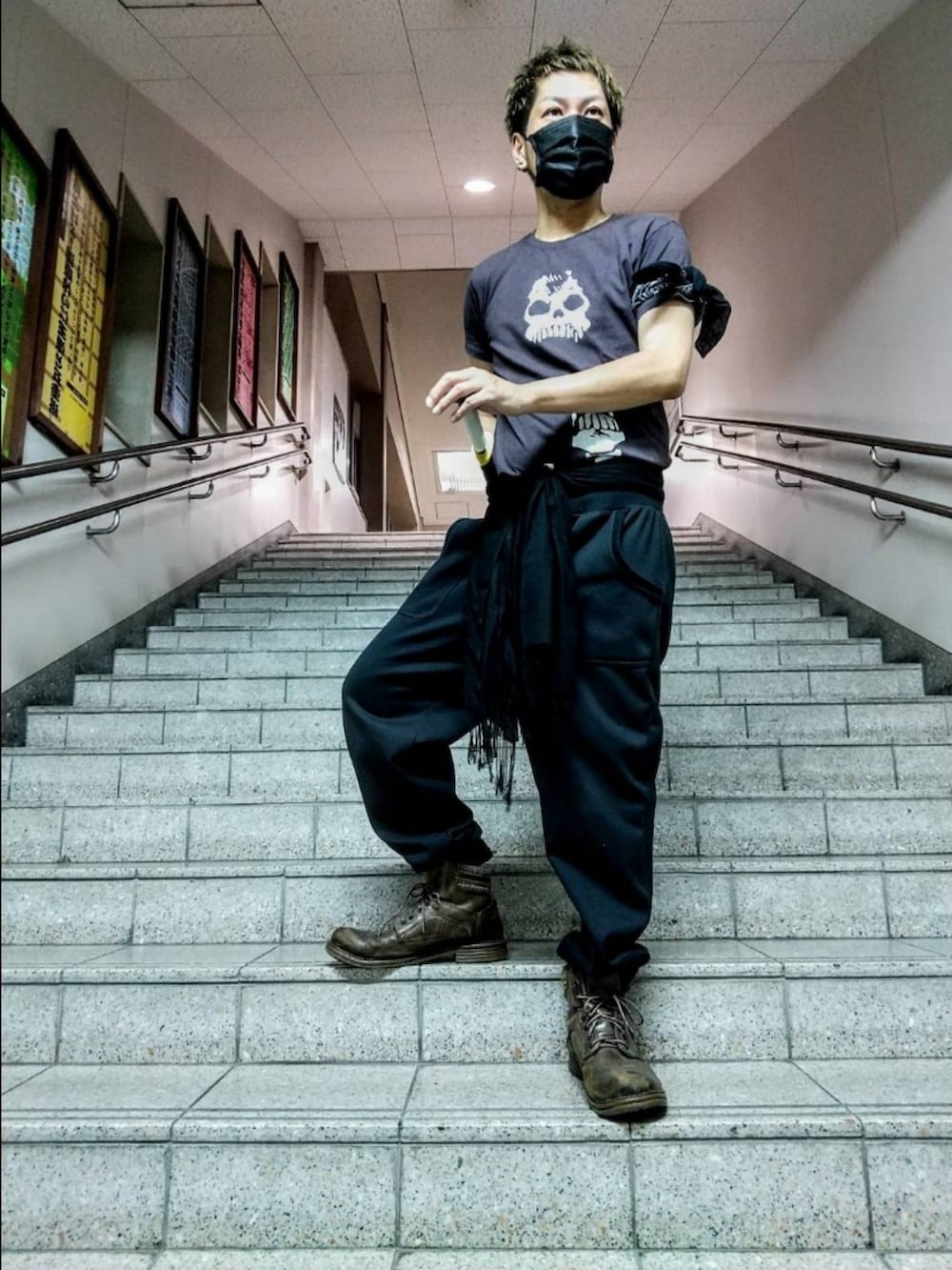 ブラック系のTシャツ/カットソー、ブラック系のスウェットパンツ、ブラウン系のブーツを着用したメンズの秋コーディネートの3枚目の写真