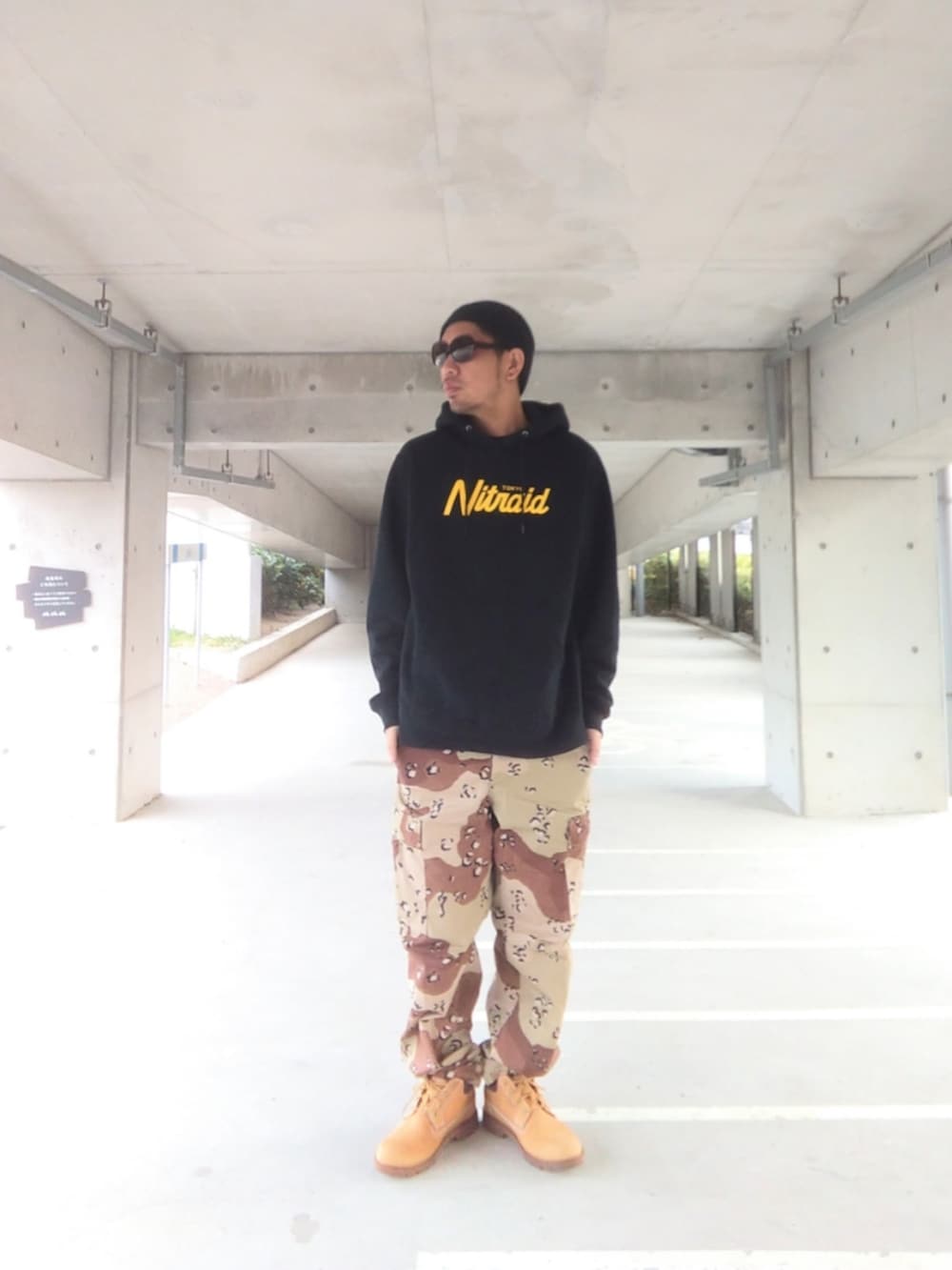 ブラック系のパーカー、その他のカーゴパンツ、イエロー系のブーツを着用したメンズの冬コーディネートの2枚目の写真