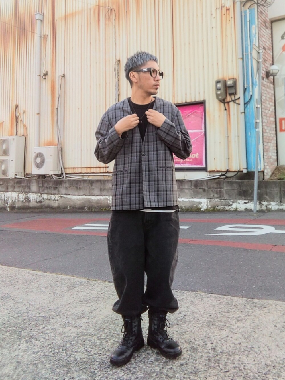 「GU、赤、メガネ男子、beautiful people、us army、レイヤード、メンズファッション、シンプル、ノーカラージャケット、ミリタリーブーツ、デニムパンツ、バルーンパンツ、腰巻きスタイル、プチプラ」｜「GUのアイテム（スタジャン、レッド系）」を使った、hasshi(ハッシー)さん（メンズ・172cm）の秋コーディネートの5枚目の写真