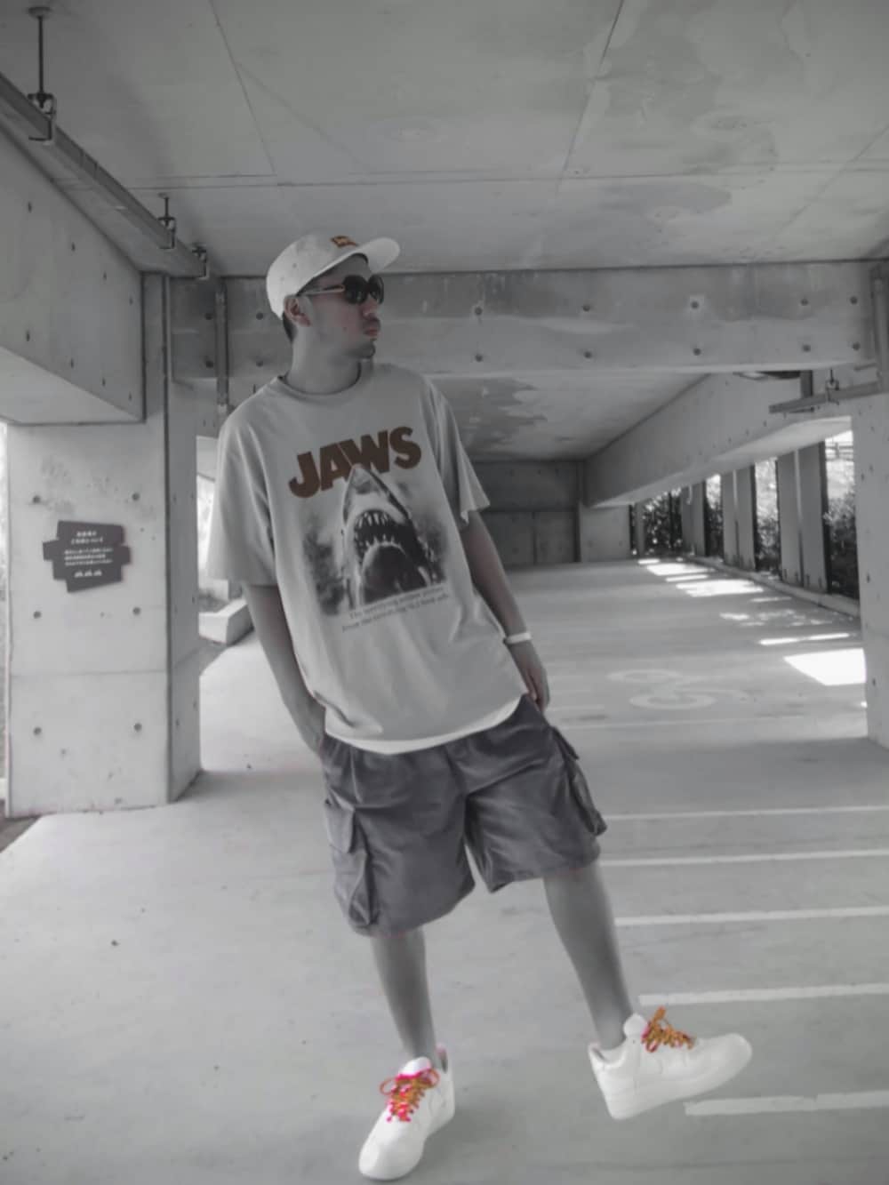 ブルー系のTシャツ/カットソー、ホワイト系のタンクトップ、ブルー系のその他パンツを着用したメンズの秋コーディネートの2枚目の写真