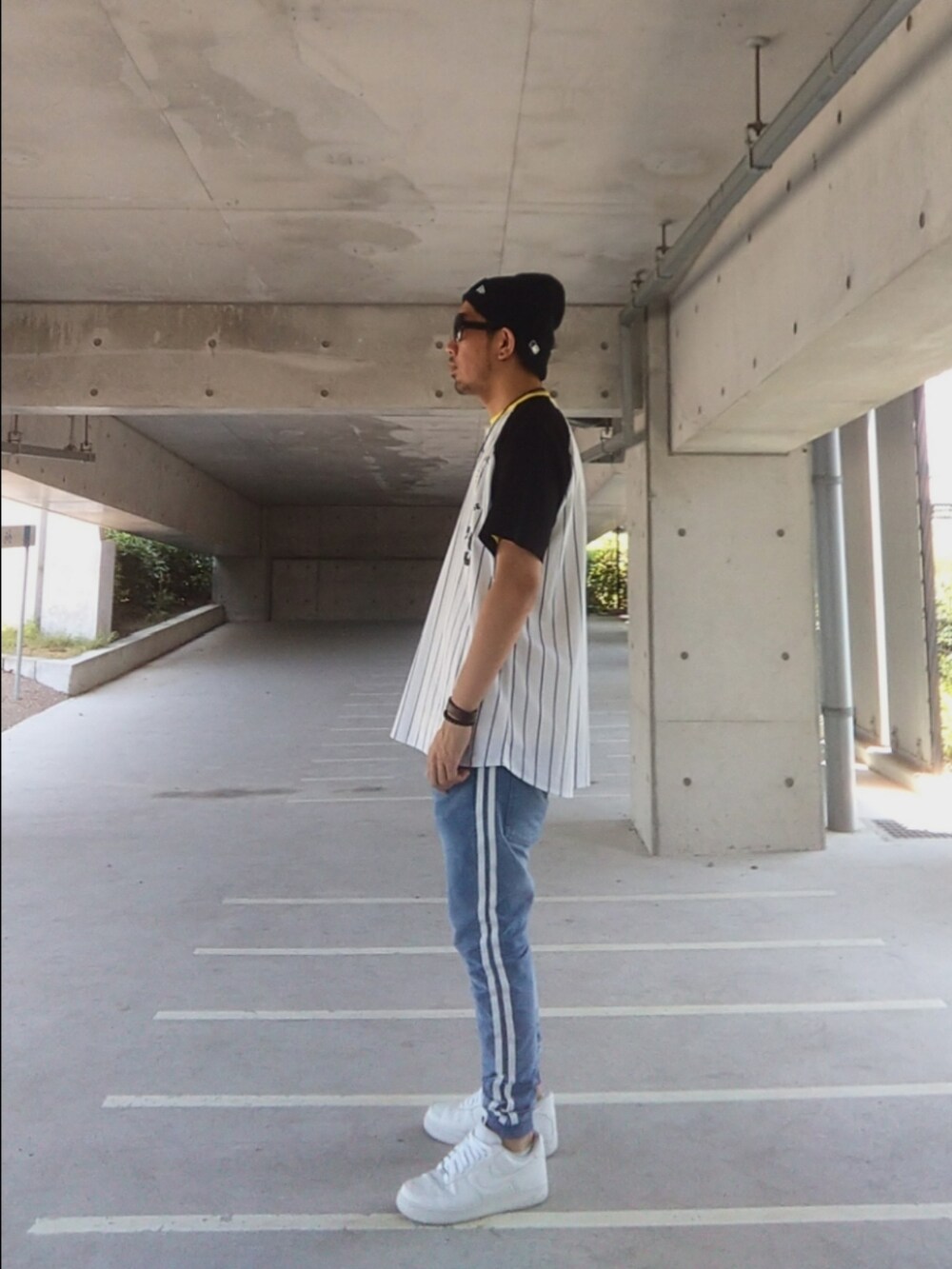 ホワイト系のスニーカー、ホワイト系のシャツ/ブラウス、ブルー系のパンツを着用したメンズの夏コーディネートの3枚目の写真