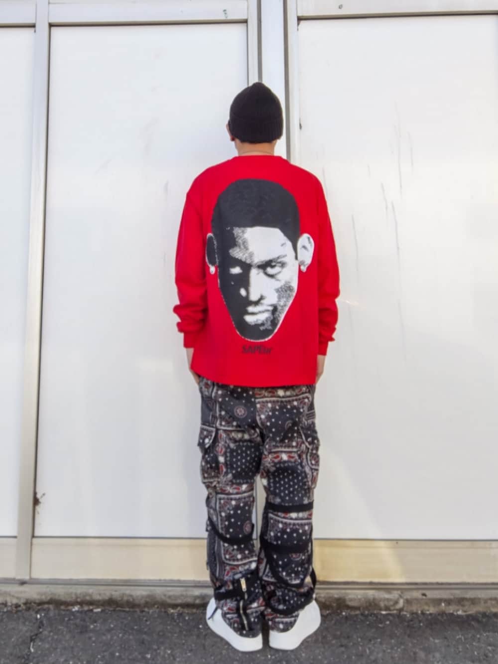 レッド系のTシャツ/カットソー、ホワイト系のスニーカー、その他のカーゴパンツを着用したメンズの春コーディネートの2枚目の写真