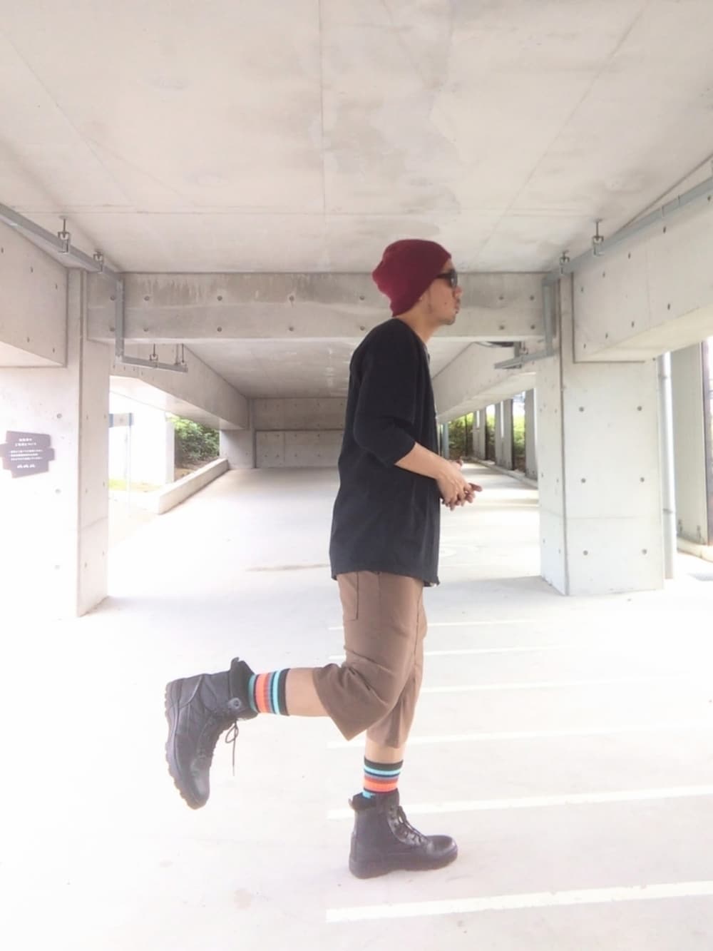 ブラック系のTシャツ/カットソー、ブラウン系のその他パンツ、ブラック系のブーツを着用したメンズの秋コーディネートの2枚目の写真