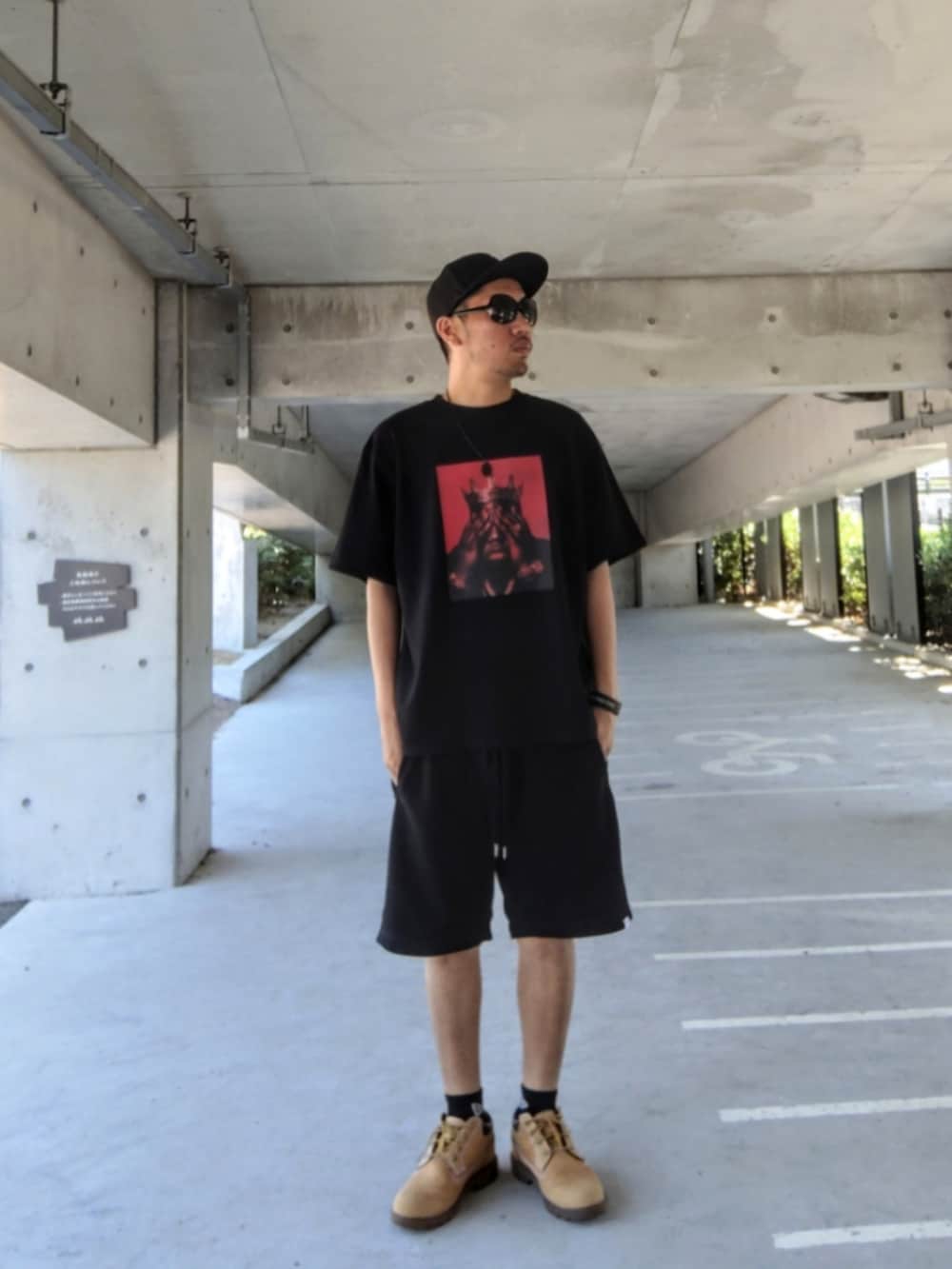 ブラック系のTシャツ/カットソー、ブラック系のデニムパンツ、ブラック系のスニーカーを着用したメンズの夏コーディネートの4枚目の写真