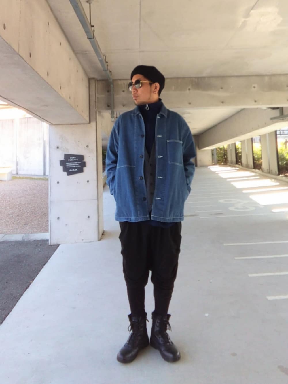 ブルー系のカバーオール、ブルー系のTシャツ/カットソー、グレー系のベストを着用したメンズの春コーディネートの2枚目の写真