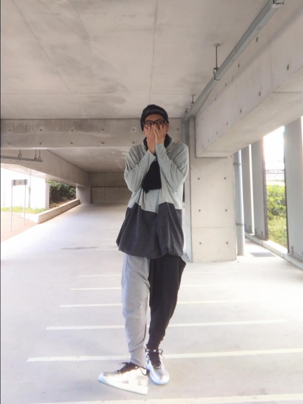 グレー系のワンピース、その他のスウェットパンツ、シルバー系のスニーカーを着用したメンズの冬コーディネートの2枚目の写真