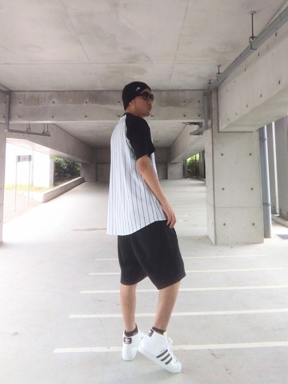 ホワイト系のシャツ/ブラウス、ブラック系のその他パンツ、ホワイト系のスニーカーを着用したメンズの夏コーディネートの3枚目の写真