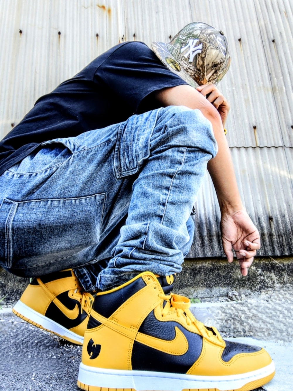 ブラック系のTシャツ/カットソー、ブルー系のデニムパンツ、イエロー系のスニーカーを着用したメンズの夏コーディネートの3枚目の写真