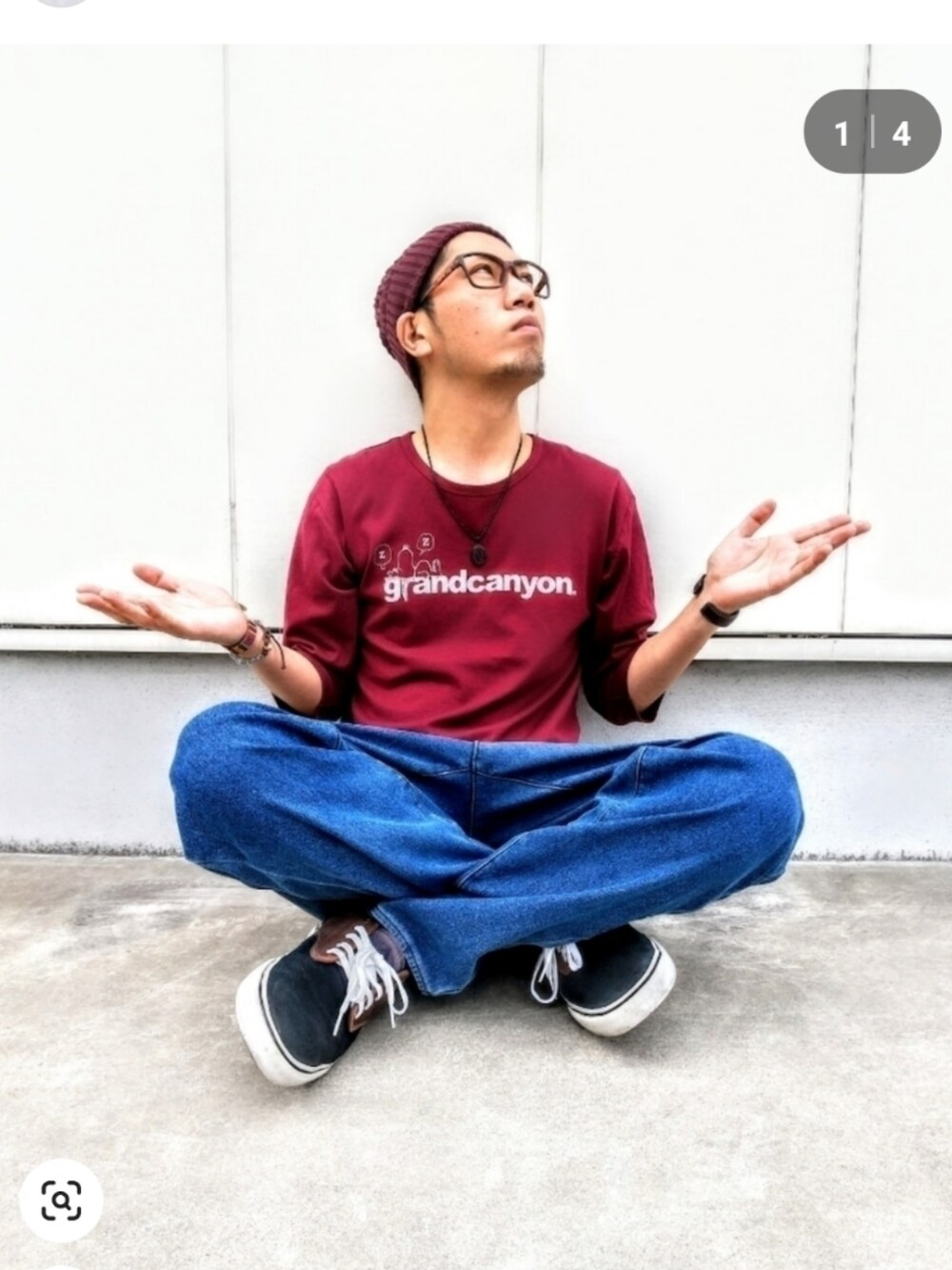 レッド系のTシャツ/カットソー、ブラック系のその他パンツ、グレー系のスニーカーを着用したメンズの夏コーディネートの4枚目の写真