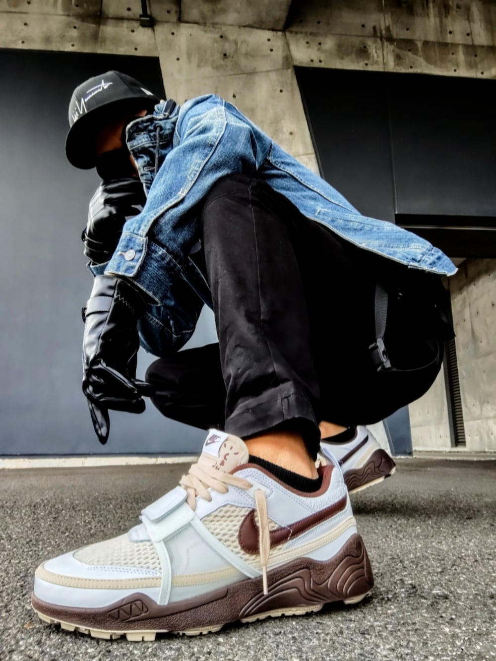 ブルー系のデニムジャケット、ホワイト系のTシャツ/カットソー、ブラック系のその他パンツを着用したメンズの春コーディネートの4枚目の写真