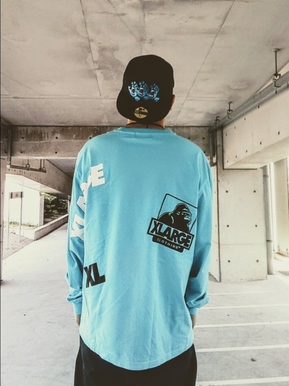 「ストリート、デートコーデ、APPLEBUM、XLARGE、ロンT、dr.dre、Dickies、スウェットパンツ、サンタクルーズ、SANTA CRUZ、Timberland、ブーツ、サングラス、NEW ERA、ヒップホップ」｜「XLARGEのRANDOM PRINT L/S TEE（Tシャツ/カットソー、ブルー系）」を使った、hasshi(ハッシー)さん（メンズ・172cm）の春コーディネートの4枚目の写真