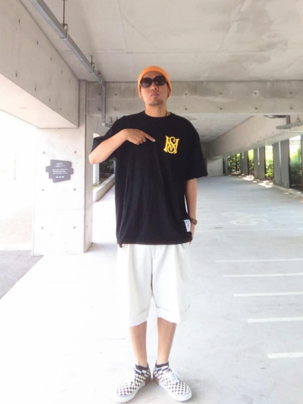 ブルー系のTシャツ/カットソー、ホワイト系のその他パンツ、その他のスニーカーを着用したメンズの夏コーディネートの2枚目の写真