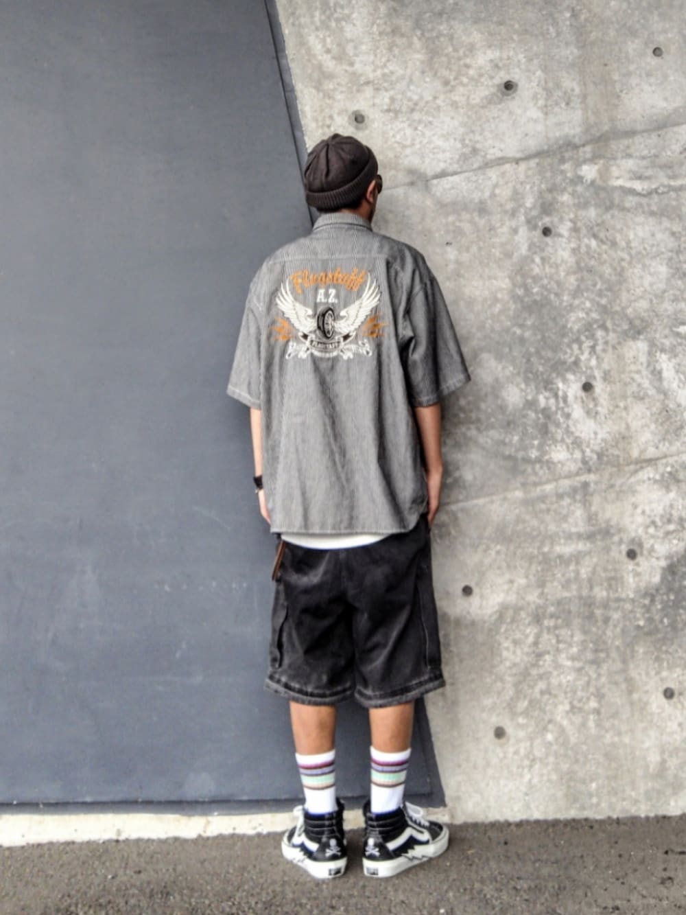 グレー系のシャツ/ブラウス、ブラック系のその他パンツ、ブラック系のスニーカーを着用したメンズの夏コーディネートの2枚目の写真