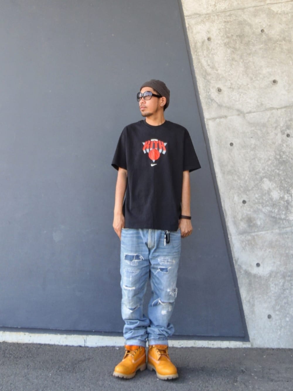 ブラック系のTシャツ/カットソー、ブルー系のデニムパンツ、イエロー系のブーツを着用したメンズの秋コーディネートの2枚目の写真