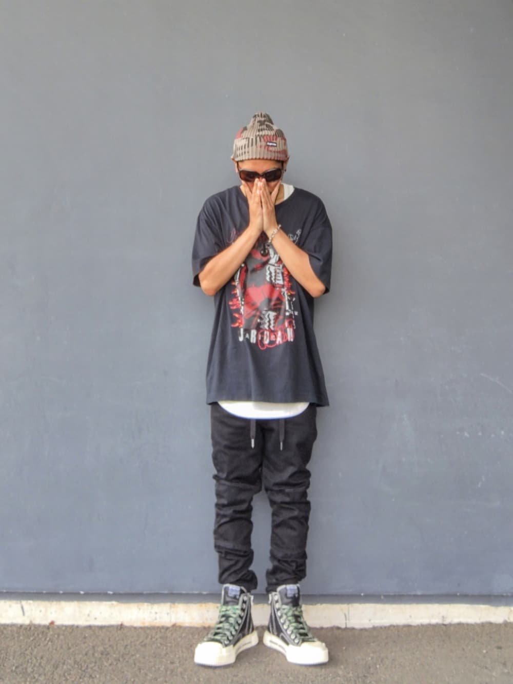 ブラック系のTシャツ/カットソー、ホワイト系のタンクトップ、ブラック系のデニムパンツを着用したメンズの夏コーディネートの2枚目の写真