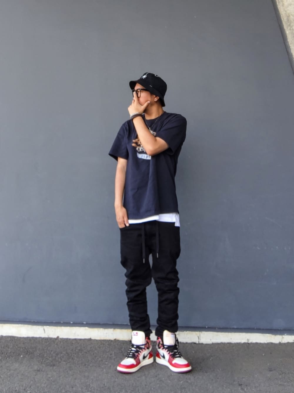 ブラック系のTシャツ/カットソー、ホワイト系のタンクトップ、ブラック系のデニムパンツを着用したメンズの夏コーディネートの2枚目の写真