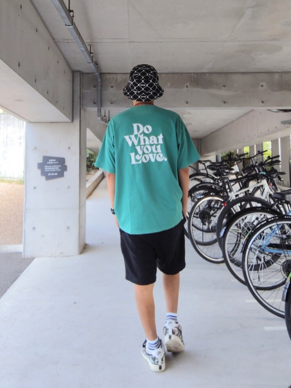 グリーン系のTシャツ/カットソー、ブラック系のその他パンツ、ホワイト系のスニーカーを着用したメンズの秋コーディネートの2枚目の写真