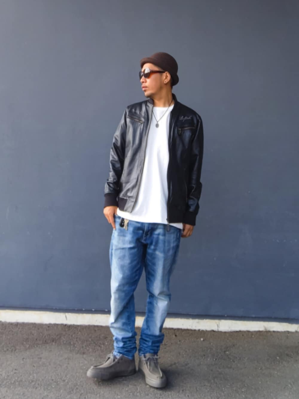 ブラック系のジャケット/アウター、ホワイト系のTシャツ/カットソー、ブルー系のデニムパンツを着用したメンズの秋コーディネートの2枚目の写真