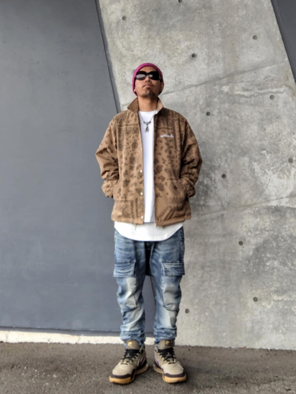 ベージュ系のジャケット/アウター、ホワイト系のTシャツ/カットソー、ホワイト系のタンクトップを着用したメンズの春コーディネートの2枚目の写真